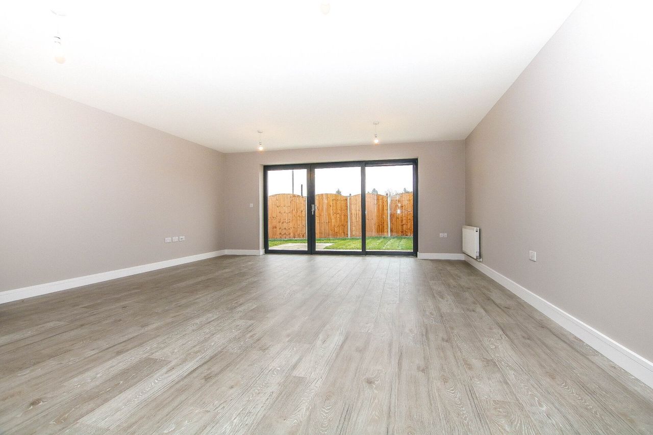 Cameron Drive, Waltham Cross: photo 3 of 10