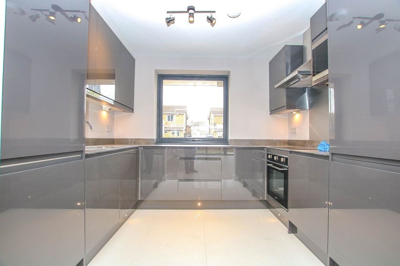 Cameron Drive, Waltham Cross: photo 4 of 10