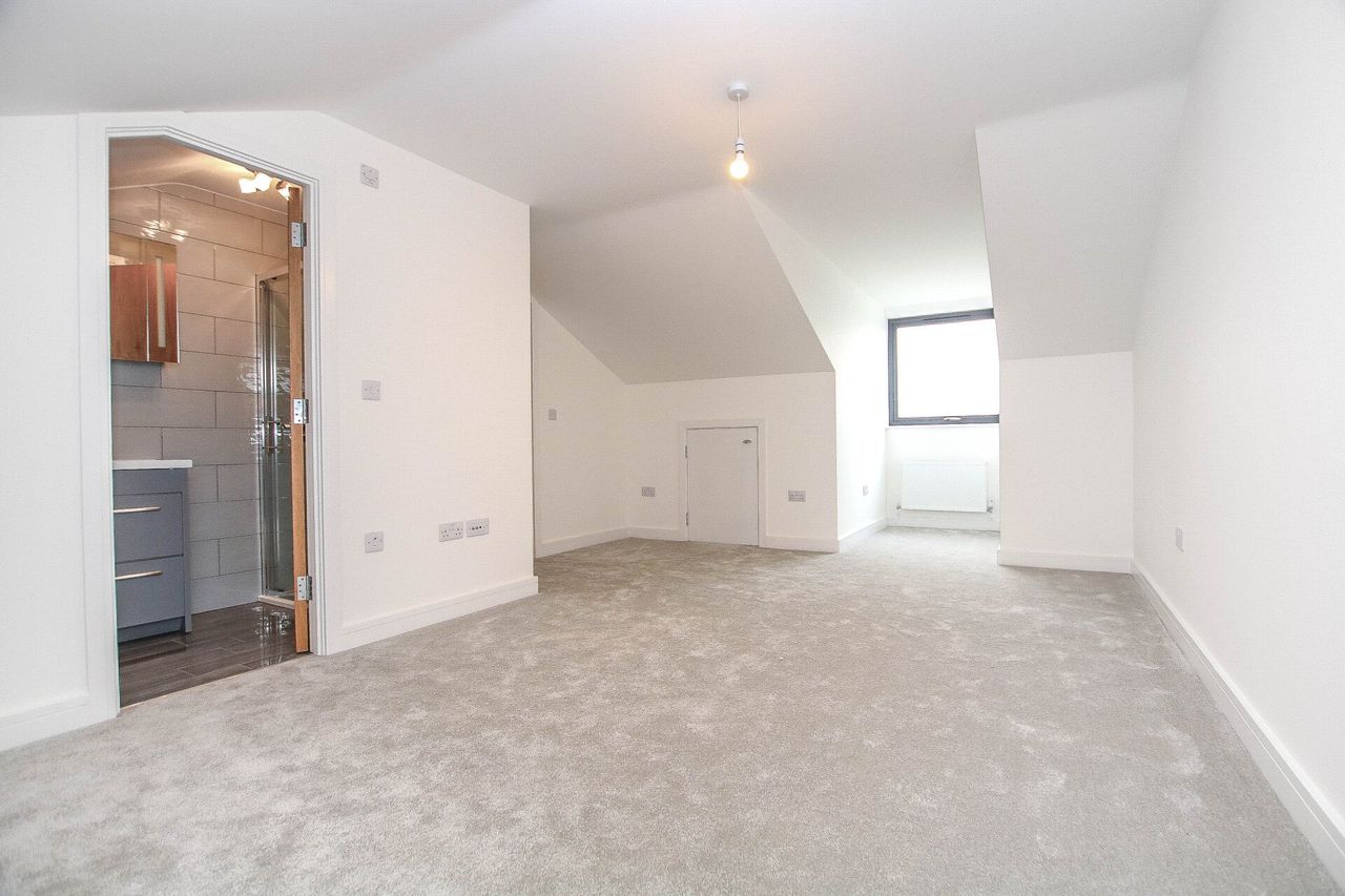 Cameron Drive, Waltham Cross: photo 5 of 10