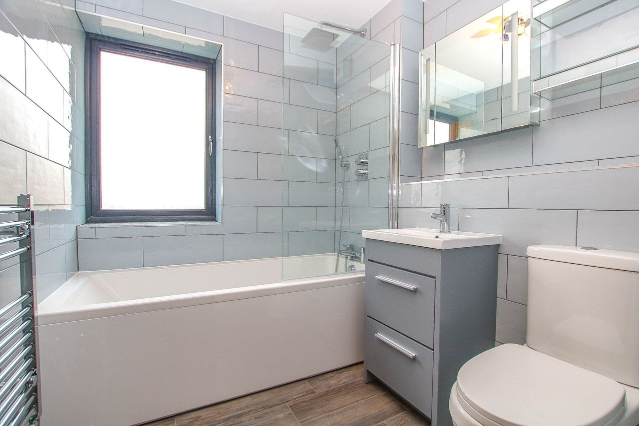 Cameron Drive, Waltham Cross: photo 7 of 10